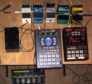 하쉬 노이즈의 라이브 연주에 사용되는 페달 보드의 한 예 (Timișoara)