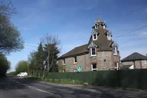 오람이 자신의 오라믹스 스튜디오를 설립한 켄트주 페어시트의 타워 폴리