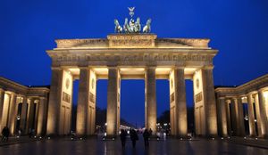 브란덴부르크 문 (Brandenburg Gate) in 베를린, 독일과 그 통일의 민족주의적 상징