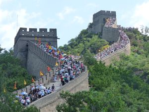 만리장성 (Great Wall of China)은 중국 문명의 기념비가 된 거대한 요새 구조물이다.