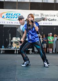 2009년 샌프란시스코 프라이드 축제에서 노래를 부르는 보아