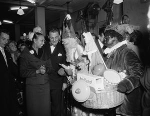 조세핀 베이커가 신터클라스와 즈바르터 피트를 만나는 모습 (V&D 암스테르담, 1957년 11월 22일)