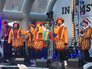 암스테르담에서 열린 2016년 축제에서 소티 피트 의상을 입은 여러 공연자