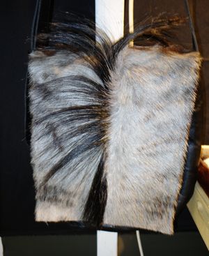 누 가죽으로 만든 가방