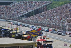 뉴햄프셔 모터 스피드웨이에서 열린 NASCAR 레이스에서 Sunoco 표지판