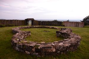 두체에 있는 대모라바 법원에서 발견된 프리 로마네스크 로툰다의 기초