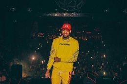 2017년 7월 라스베이거스 나이트클럽에서 공연하는 브라운