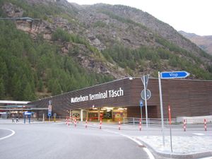 차 없는 마을인 체르마트와 마터호른으로 가는 주요 방법은 테시에 있는 마터호른역을 통해서이다.