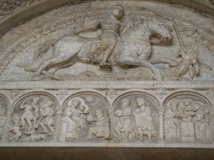 로마네스크 양식의 주 현관 박공