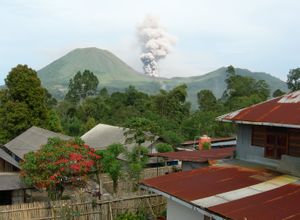 톰팔루안 근처 산기슭 마을에서 바라본, 화산재 기둥을 뿜어내는 로콘산