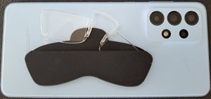 휴대폰에 부착된 케이스의 코안경