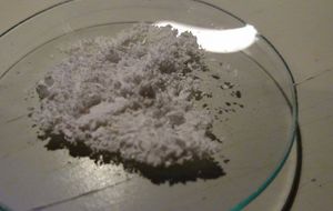 아세톤에서 결정화되기 전의 펜타에리트리톨 테트라니트레이트