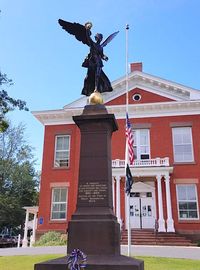 타운 홀 앞의 남북 전쟁 기념비