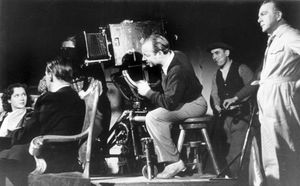 감독으로서의 하인츠 뤼만 (카메라 뒤, 의자에 앉아 있는 모습), 1942