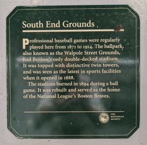 보스턴 협회에서 설치한 러글스 MBTA역 콘코스에 있는 현판