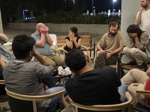 밤에 누구를 죽일지 의논하는 늑대인간들