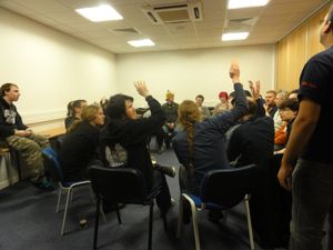 "낮" 단계 동안 플레이어들은 누구를 제거할지 투표한다.