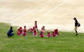 수건돌리기를 하는 일본 아이들