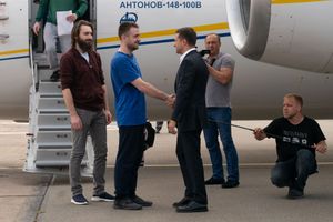 귀국한 우크라이나 해군 장병을 맞이하는 볼로디미르 젤렌스키 대통령