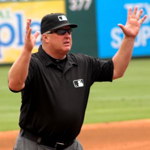 파울볼을 선언하는 심판