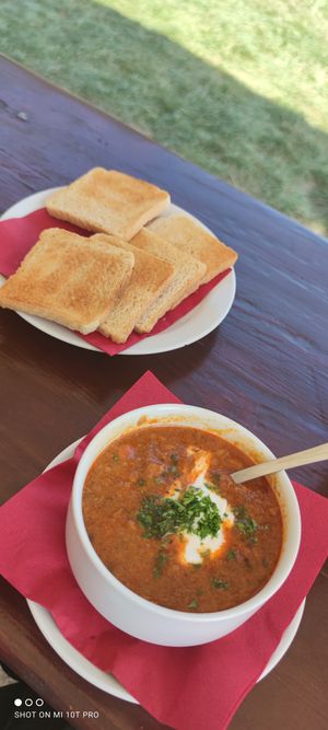 식당 U vodníka에서 제공되는 생선 수프(halászle)