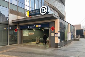 주룽산역 E번 출구