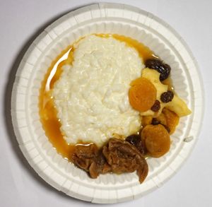 혼합 과일 수프를 곁들인 쌀 죽