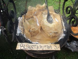 전통적인 라트비아 보리 거친 곡물 죽으로 우유, 감자 및 베이컨(bukstiņputra)으로 만들었다.