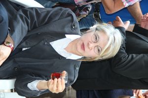 에미네 율케르 타르한 전 터키 국회의원이 터키 차를 마시고 있다.