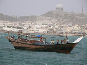 배경에 섬이 보이는 다우선