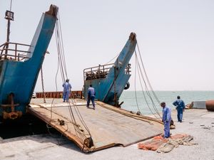 마시라섬으로 출항 준비를 하는 페리