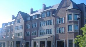 로열 파크 호텔은 2004년 9월에 개장했다.