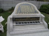 그녀의 전기와 그녀의 노래 "만약 당신이 없다면"의 악보가 새겨진 특이한 피아노 무덤. 누군가 무덤에 접근하면 노래가 시작된다고 한다.
