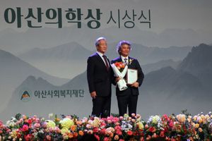 이창준(오른쪽)이 2024년 아산의학상 기초의학 부문을 수상하고 있다.