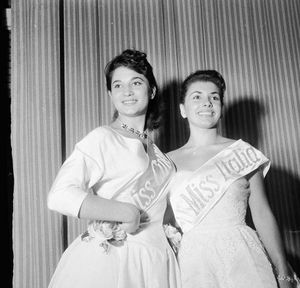 네리(왼쪽)와 1956년 미스 이탈리아 미인 대회 우승자 니베스 체냐