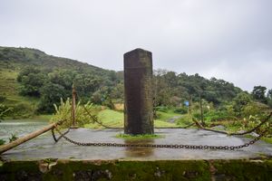 카르나타카 주 비슬레(Bisle)에 남아있는 대삼각 측량 분수령 표지석