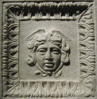 헬레니즘 그리스 무덤 문 부조, 리즈 시립 박물관.