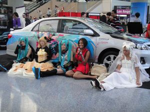 북미 토요타가 토요타 코롤라 홍보를 위해 제작한 하츠네 미쿠 이타샤와 코스플레이어들.