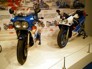1985 GSX-R 750 (좌) & 1989 GSX-R 750 R (우)