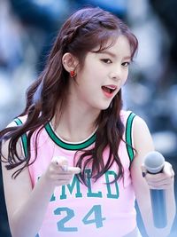 "I'm So Hot"는 2016년 이후 데이지가 참여하지 않은 (2018년 사진) 그룹의 첫 번째 싱글이다.