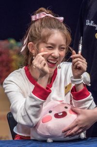 "Baam"은 데이지(2018년 사진)가 참여한 그룹의 마지막 싱글이다.