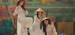 모모랜드의 제인, 데이지, 그리고 연우가 베트남을 묘사한 배경에서 등장하는 뮤직 비디오의 한 장면.