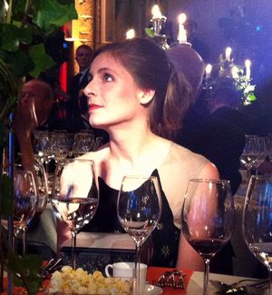 2013년 부커상 시상식에서 캐턴. 그녀가 2013년 루미너리스로 상을 받기 직전 모습.