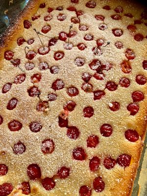 씨를 빼지 않은 체리가 들어간 클라푸티