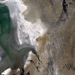 2013년 아랄 해의 랜드샛 이미지.