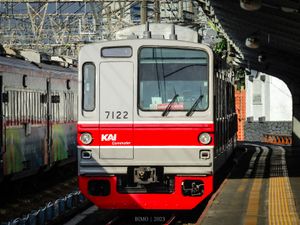 새로운 도색을 한 7122편성이 자카르타 코타역에 도착