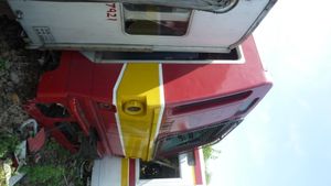 치카움역에 있는 7021편성. 이 편성은 2013년 빈타로 열차 충돌 사고로 알려진 페르타미나 연료 트럭과의 충돌로 손상되어 더 이상 운행하지 않는다.