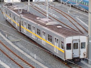 중간 운전대를 장비하고 있는 7000계(2007년 11월 16일 신키바 검차구)