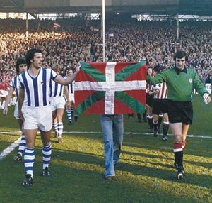 이나시오 코르타바리아와 호세 앙헬 이리바르가 이쿠리냐를 들고 있다. 1976년.