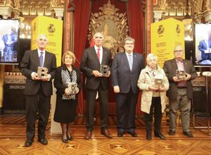 빌바오 시청에서 상을 받은 이리바르 (왼쪽에서 3번째)